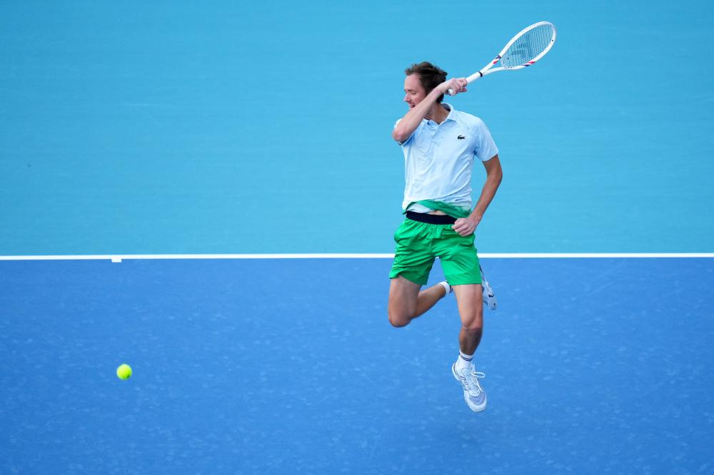 拉齐奥主场对阵博洛尼亚，预计小比分0-1或1-1，拉齐奥防守出色；曼城客场3-0胜桑德兰，英超形势激烈。